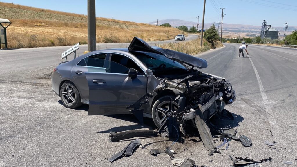 Elazığ’da Trafik Kazası: Otomobil ile Hafif Ticari Araç Çarpıştı, 6 Yaralı